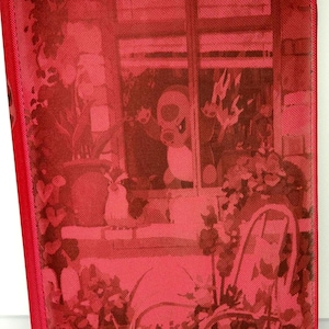 Puede incluir: Estuche rojo con cremallera con un diseño estampado que presenta un personaje de dibujos animados mirando por una ventana una escena de jardín. El estuche tiene un borde rojo liso y una cremallera roja.