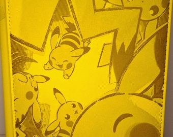 Personalisierte Sammelmappe mit gelbem Pikachu