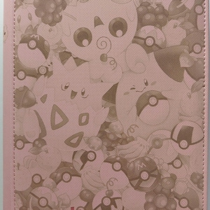 Puede incluir: Una carpeta con cremallera de color rosa claro que presenta un patrón repetitivo de varios personajes de dibujos animados e iconos esféricos en un tono rosa más oscuro. La palabra Vault está impresa en una fuente estilizada abajo a la izquierda.