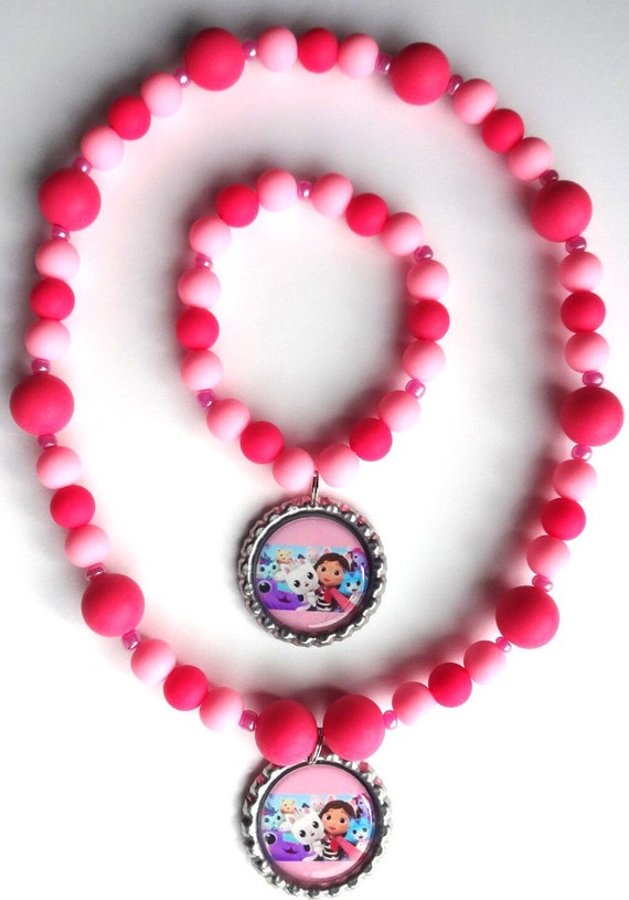 Gabby's Dollhouse Gabby et ses amis, ensemble collier et bracelet en perles  pour selfies pour enfants, cordon extensible, cadeau, bouchon de bouteille,  cadeau NOUVEAU fait main chats Gabbys -  France