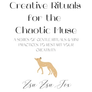 Peut inclure: Une affiche blanche avec le texte "Creative Rituals for the Chaotic Muse" en script noir. En dessous, on peut lire "A series of gentle rituals & mini practices to restart your creativity." Une illustration de renard beige est en bas, avec le nom "Zsu Zsu Fox".