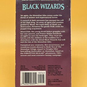 Op de afbeelding: Een vintage paperback boek getiteld "Black Wizards" uit de Dragonlance Saga. De omslag is donker met witte en blauwgroene tekst. De achterkant van het boek bevat een samenvatting van het fantasieverhaal en auteurinformatie.