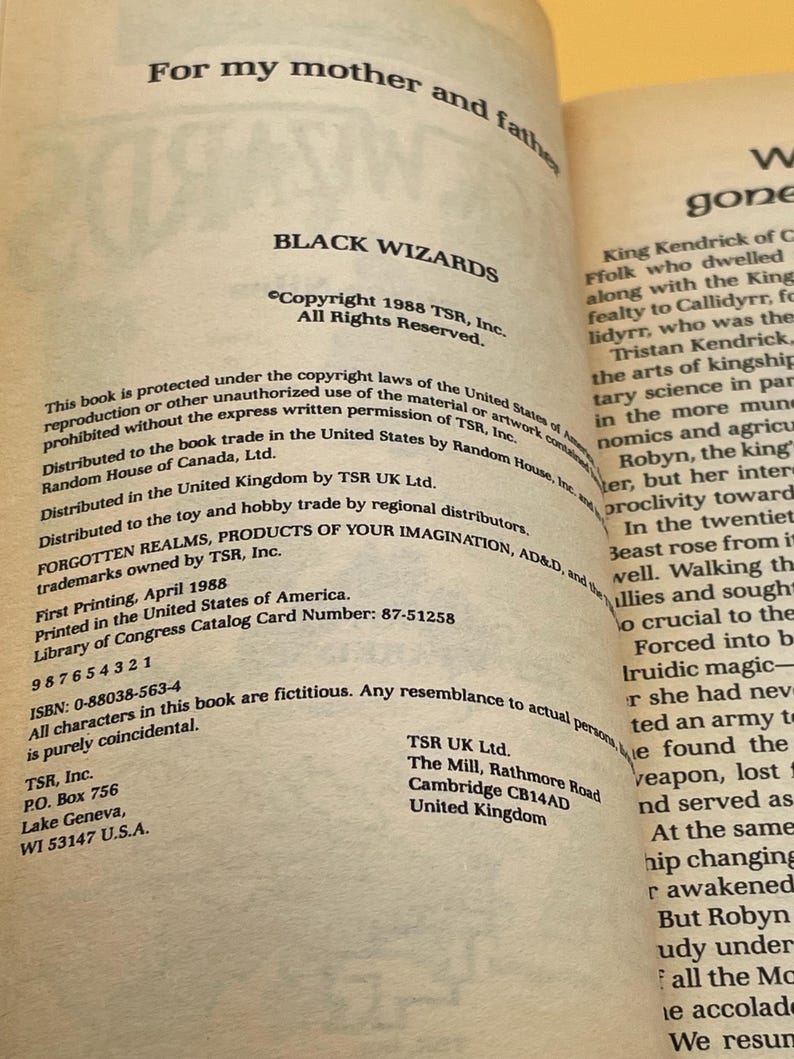 Op de afbeelding: Open boekpagina met de titel "BLACK WIZARDS" en copyrightinformatie uit 1988. De tekst bevat details over distributie, druk en ISBN. De pagina komt uit een boek uit de "FORGOTTEN REALMS"-serie.