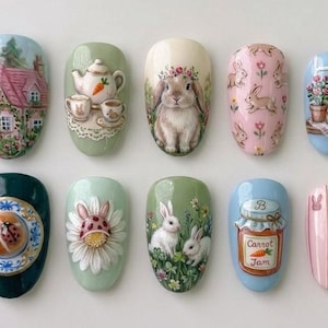 Può includere: Un set di tre tazze in ceramica con finitura opaca e macchiettata. Le tazze sono nei toni del crema, grigio chiaro e grigio scuro. Ogni tazza ha un design semplice e minimalista.