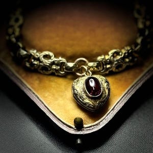 Antique 9ct–10ct Yellow Gold Bracelet | Garnet Heart Padlock | Engraved Links| Goth| Fairycore | Vintage