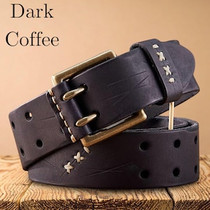 Könnte beinhalten: Dunkelbrauner Ledergürtel mit einer Messingschnalle und dekorativen Nähten. Der Gürtel hat mehrere Löcher zur Verstellung und wird auf einer Holzoberfläche präsentiert. Der Text "Dark Coffee" befindet sich oben links.