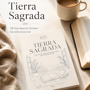 Puede incluir: Un diario devocional de tapa blanda titulado Tierra Sagrada con una cubierta color crema que presenta una ilustración de línea de una ventana abierta, una planta en maceta y un libro abierto. El texto dice Tierra Sagrada, 28-Day Spanish Christian Devotional Journal.