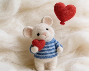 Handmade Wool Felt Heart Mouse Toy, Needle Felted Mouse, Valentine's Day Gift, Wool Animal with Heart Romantic Deco Adorable Felt Kitten Art