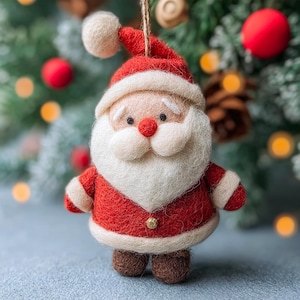 Pode incluir: Enfeite de Natal artesanal do Pai Natal. O enfeite &eacute; vermelho e branco com uma barba branca fofa, um chap&eacute;u vermelho e botas castanhas. O Pai Natal est&aacute; pendurado por um fio, pronto para ser colocado na &aacute;rvore de Natal.
