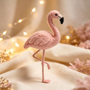 Handgjord nålfiltad rosa flamingofigur, ullfiltad tropisk fågelstatyett, ullflamingodocka, konstdekoration, halloweenpresent, rosa fågelminne