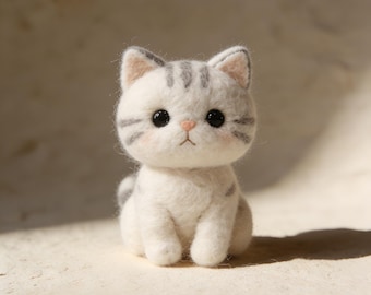 Handgemachte graue Filz Katzenfigur niedliche weiche Skulptur für Regal Heimdekoration ideales Geburtstags Weihnachtsgeschenk für