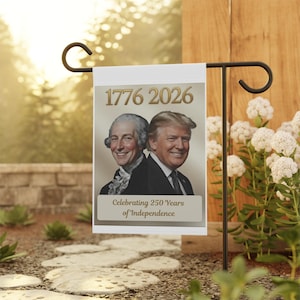 Puede incluir: Una bandera de jardín blanca con un retrato de dos hombres, uno con vestimenta histórica y el otro con traje. La bandera muestra el texto "1776 2026" y "Celebrando 250 años de independencia."