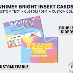 Puede incluir: Tarjetas de inserción coloridas con el texto "WHIMSY BRIGHT INSERT CARDS", "hello there!" y "THANK YOU". Las tarjetas son de doble cara y personalizables con texto, fuente y colores personalizados. Las tarjetas tienen un diseño caprichoso.