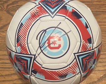 Gesigneerde voetbal van Robert Lewandowski met het Chicago-logo en certificaat van echtheid.