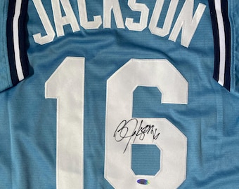 La camiseta firmada por Bo Jackson de los Kansas City Chiefs viene con certificado de autenticidad.