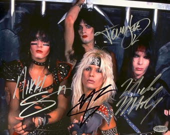 Gesigneerde Motley Crue-foto met Vince Neil, Tommy Lee, Nikki Sixx en Mick Mars, inclusief echtheidscertificaat.