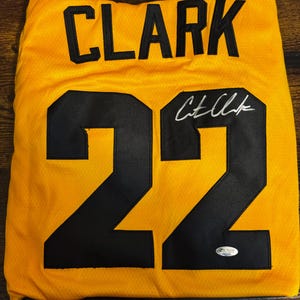 Caitlin Clark Signed Iowa Hawkeyes Jersey comes with COA