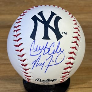 Palla da baseball Rawlings con logo degli Yankees autografata da Gerrit Cole e Max Fried, con certificato di autenticità.