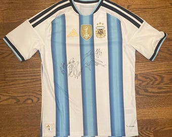 Gesigneerd shirt van het Argentijnse nationale team met Lionel Messi-logo en echtheidscertificaat.