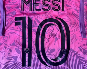 リオネル・メッシ背番号10番のサイン入りサッカーユニフォーム（鑑定書付き）