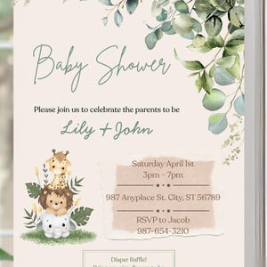 Puede incluir: Un letrero de baby shower sobre un caballete con el texto "Baby Shower" en escritura. El letrero incluye los nombres "Lily + John", detalles del evento y un anuncio de rifa de pañales. Ilustraciones decorativas de eucalipto y animales adornan el letrero.