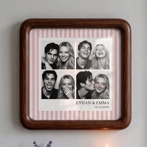 Könnte beinhalten: Ein quadratischer Holzrahmen mit abgerundeten Ecken enthält eine Collage aus vier Schwarz-Weiß-Fotos eines Paares. Der Hintergrund hinter den Fotos zeigt vertikale rosa und weiße Streifen. Der Text ETHAN & EMMA 02.15.2028 ist darunter aufgedruckt.