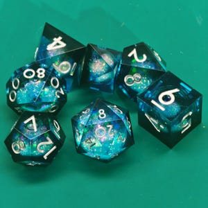 Ensemble de dés à noyau liquide noir et bleu pour Donjons et Dragons, dés D&D à noyau liquide pour cadeaux D&D, dés liquides en résine, dés en résine, cadeau pour lui