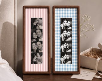Puede incluir: Dos marcos rectangulares de madera que contienen tiras de fotos verticales. El marco izquierdo presenta un fondo de rayas rosas y blancas, mientras que el derecho tiene un fondo de cuadros vichy azules y blancos. Cada tira muestra cuatro fotos en blanco y negro.
