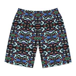 Puede incluir: Unos pantalones cortos con base negra y un patrón caleidoscópico simétrico y repetitivo en tonos azul brillante, azul claro, rojo y verde. La prenda tiene una cintura estándar y un corte de pierna recta con un acabado de dobladillo.