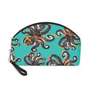 Puede incluir: Un neceser turquesa con cremallera negra y correa de muñeca. La bolsa presenta un patrón repetido de ilustraciones de pulpos en tonos marrón, amarillo y negro. La bolsa tiene forma curva.
