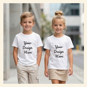 Pu&ograve; includere: Due bambini indossano magliette bianche con la scritta "Your Design Here". Il ragazzo indossa pantaloncini cargo color cachi e la ragazza una gonna color cachi. Sono in piedi fuori.
