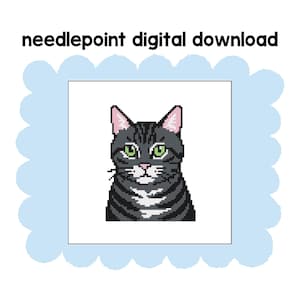 Könnte beinhalten: Digitales Kreuzstichmuster mit einer grauen getigerten Katze mit grünen Augen, rosa Ohren und weißen Markierungen. Die Katze befindet sich in einem weißen Quadrat, umgeben von einem hellblauen, wellenförmigen Rand, mit dem Text "needlepoint digital download" oben.
