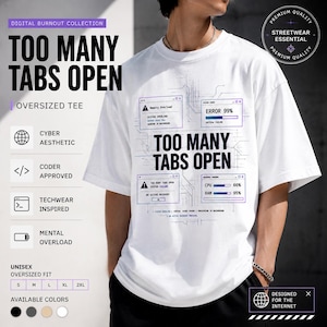 Peut inclure: T-shirt blanc surdimensionné avec le texte "TOO MANY TABS OPEN" dans un design inspiré de la technologie. Le t-shirt présente des graphiques de fenêtres d'ordinateur et des messages d'erreur, avec les mots "Cyber Aesthetic" et "Coder Approved".