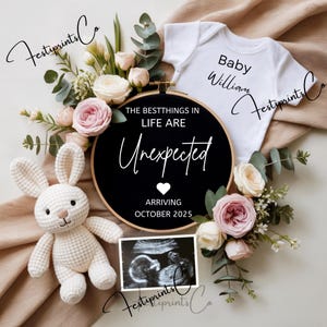 Può includere: Annuncio di gravidanza con un body bianco con la scritta "Baby William", un telaio da ricamo nero con la scritta "THE BESTTHINGS IN LIFE ARE Unexpected ARRIVING OCTOBER 2025", un coniglietto di peluche e un'ecografia.