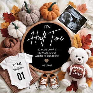Op de afbeelding: Een herfstthema zwangerschapsaankondiging met pompoenen, bladeren en een teddybeer met een voetbal met de tekst "Baby". De aankondiging bevat een baby-romper, babyschoenen en een echo. De tekst luidt "IT'S Half Time" en "DEC 2026."