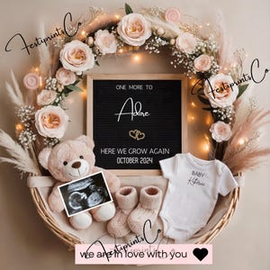 Puede incluir: Anuncio de embarazo con un osito de peluche, una ecografía, patucos y un body. El anuncio incluye el texto "ONE MORE TO Adore, HERE WE GROW AGAIN OCTOBER 2024" y "BABY Katherine". El arreglo está en una corona floral.