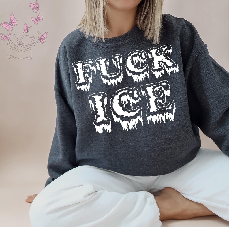 Pu&ograve; includere: Felpa grigio scuro con la scritta bianca "FUCK ICE". Il testo ha un effetto ghiaccio gocciolante. La felpa &egrave; a girocollo e viene abbinata a pantaloni bianchi.