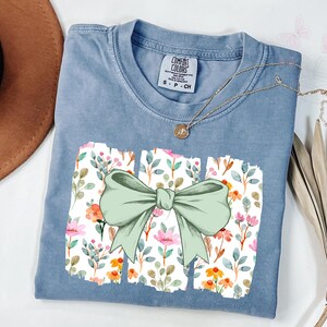 Komfortfarben Blumenkokette-Bogen-T-Shirt, Aquarell-Blumenbogen-Hemd, adrettes Blumen-T-Stück, Frühlings-Sommer-Blumen-T-Stück
