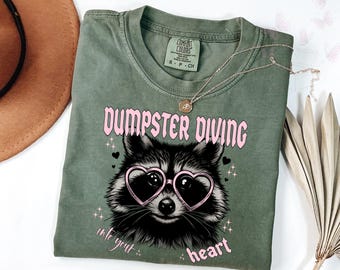 Comfort Colors ゴミ箱ダイビングアライグマバレンタインTシャツ、アンチラブバレンタインシャツ、面白いアライグマバレンタインTシャツ、皮肉なギフト