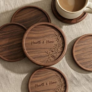 Ensemble de sous-verres en bois personnalisés, sous-verres gravés avec support, en noyer ou en bois naturel, cadeau de pendaison de crémaillère, cadeau de mariage