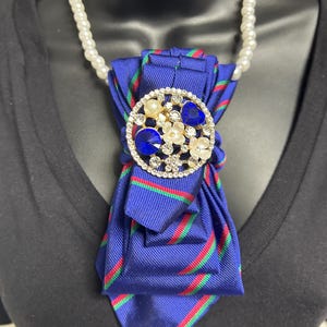Collar de perlas y corbatas