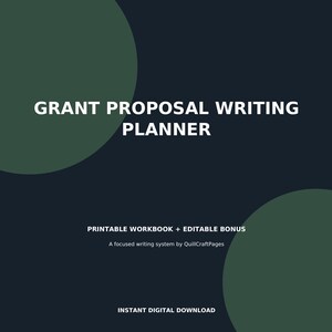 Op de afbeelding: Een donkerblauwe digitale planneromslag met grote donkergroene cirkels en witte tekst die luidt: GRANT PROPOSAL WRITING PLANNER, PRINTABLE WORKBOOK + EDITABLE BONUS, A focused writing system by QuillCraftPages, en INSTANT DIGITAL DOWNLOAD.