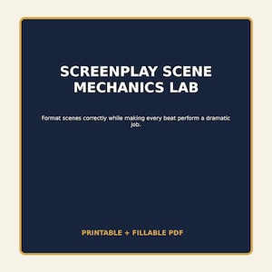 Op de afbeelding: Een donkerblauw rechthoekig document met een gouden rand met de witte tekst SCREENPLAY SCENE MECHANICS LAB, de ondertitel Format scenes correctly while making every beat perform a dramatic job en PRINTABLE + FILLABLE PDF.