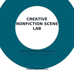 Könnte beinhalten: Eine kreisförmige Grafik mit einem dunkel-petrolfarbenen Rand und einer weißen Mitte mit dem schwarzen Text CREATIVE NONFICTION SCENE LAB. Darunter steht in kleinerer Schrift PRINTABLE WORKBOOK + EDITABLE BONUS, A focused writing system by QuillCraftPages und INSTANT DIGITAL DOWNLOAD.