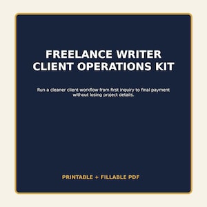 Może przedstawiać: Ciemnoniebieski kwadratowy dokument cyfrowy z tytułem FREELANCE WRITER CLIENT OPERATIONS KIT napisanym białym tekstem. Zawiera podtytuł Run a cleaner client workflow from first inquiry to final payment without losing project details oraz PRINTABLE + FILLABLE PDF.