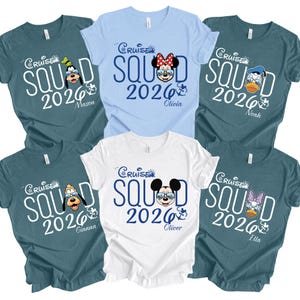 Peut inclure: Six t-shirts en bleu, bleu clair et blanc avec le texte Cruise Squad 2026. Chaque t-shirt présente un personnage Disney différent portant des lunettes de soleil, dont Goofy, Minnie, Donald et Daisy, accompagnés de prénoms personnalisés.