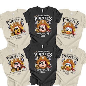 Peut inclure: Une collection de six t-shirts &agrave; manches courtes de couleur noire et cr&egrave;me. Chaque t-shirt pr&eacute;sente un dessin de personnage de dessin anim&eacute; portant un chapeau de pirate et un cache-&oelig;il, avec le texte YO HO YO HO PIRATES LIFE FOR ME.