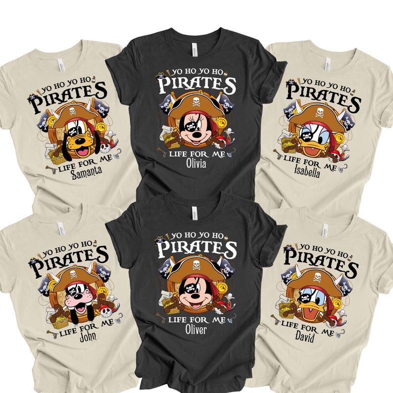 Peut inclure: Une collection de six t-shirts &agrave; manches courtes de couleur noire et cr&egrave;me. Chaque t-shirt pr&eacute;sente un dessin de personnage de dessin anim&eacute; portant un chapeau de pirate et un cache-&oelig;il, avec le texte YO HO YO HO PIRATES LIFE FOR ME.