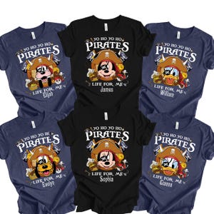 Peut inclure: Six t-shirts &agrave; manches courtes noirs et bleu marine avec un motif de personnages de dessins anim&eacute;s portant des chapeaux de pirate et des cache-&oelig;il. Le texte indique YO HO YO HO PIRATES LIFE FOR ME avec les pr&eacute;noms Elijah, James, William, Evelyn, Sophia et Gianna.