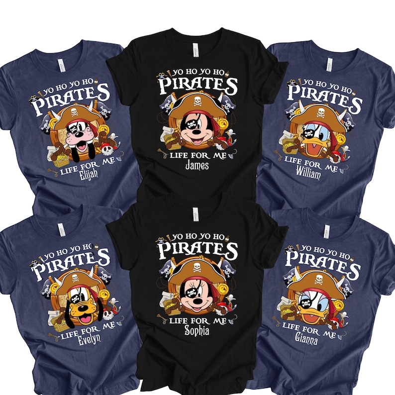 Peut inclure: Six t-shirts &agrave; manches courtes noirs et bleu marine avec un motif de personnages de dessins anim&eacute;s portant des chapeaux de pirate et des cache-&oelig;il. Le texte indique YO HO YO HO PIRATES LIFE FOR ME avec les pr&eacute;noms Elijah, James, William, Evelyn, Sophia et Gianna.
